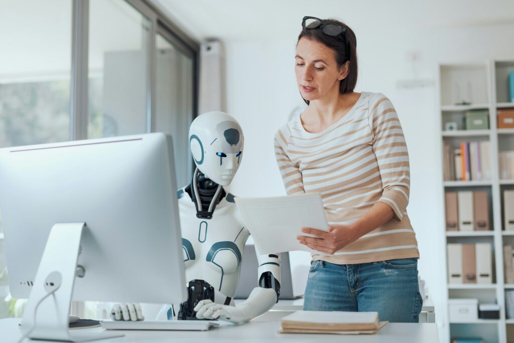 Frau und AI Robot arbeiten zusammen an der Optimierung einer Wordpress Webseite.