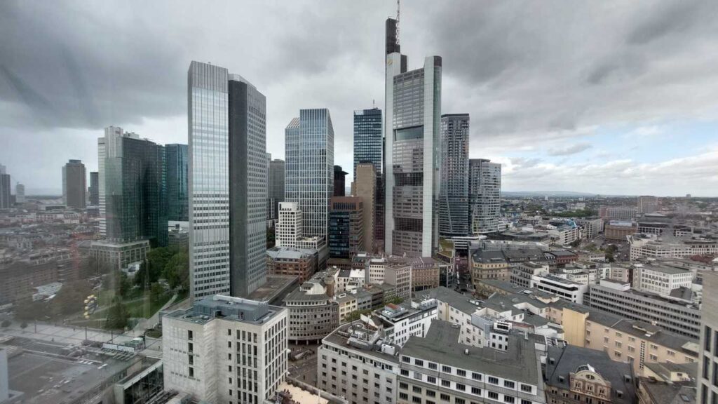 Skyline Bürogebäude in einer größeren Stadt.